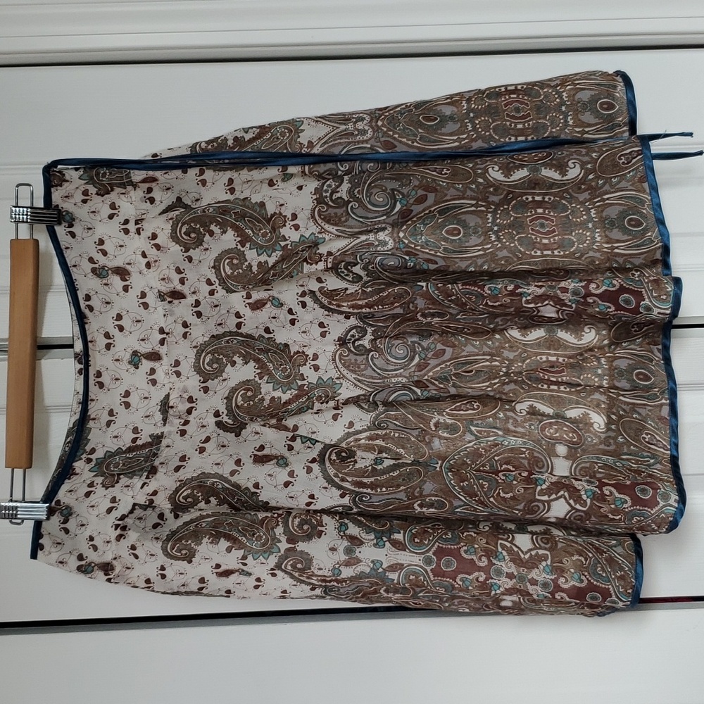 Toi et Moi Skirt Size Large paisley print with ribbon 🎀 trim